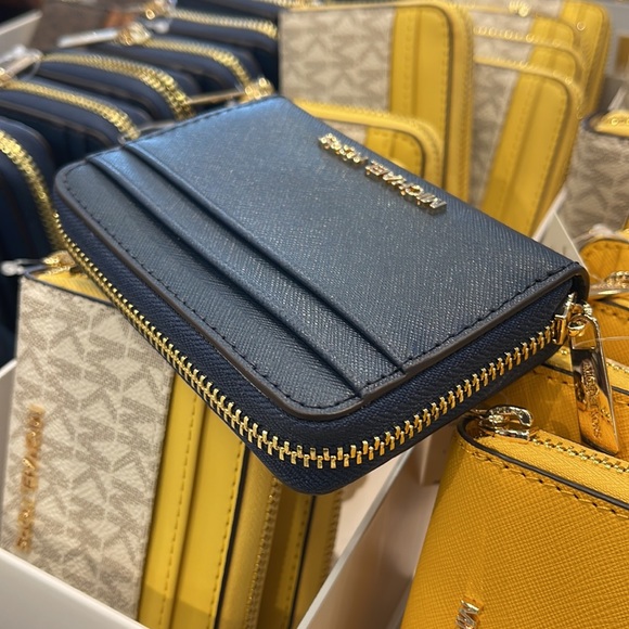 Michael Kors Jet Set Travel Medium Zip Around Card Case 
Color: Navy 
NWT - Picture 5 of 16